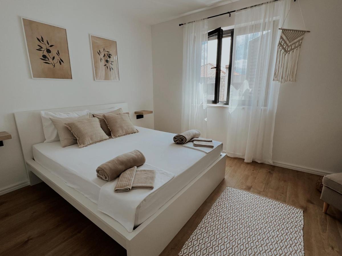 Dawn & Dusk - Modern Two Bedroom Apartment With Mountain Views Čilipi Eksteriør bilde