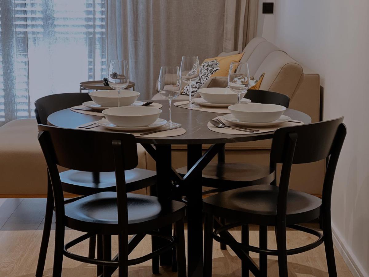Dawn & Dusk - Modern Two Bedroom Apartment With Mountain Views Čilipi Eksteriør bilde
