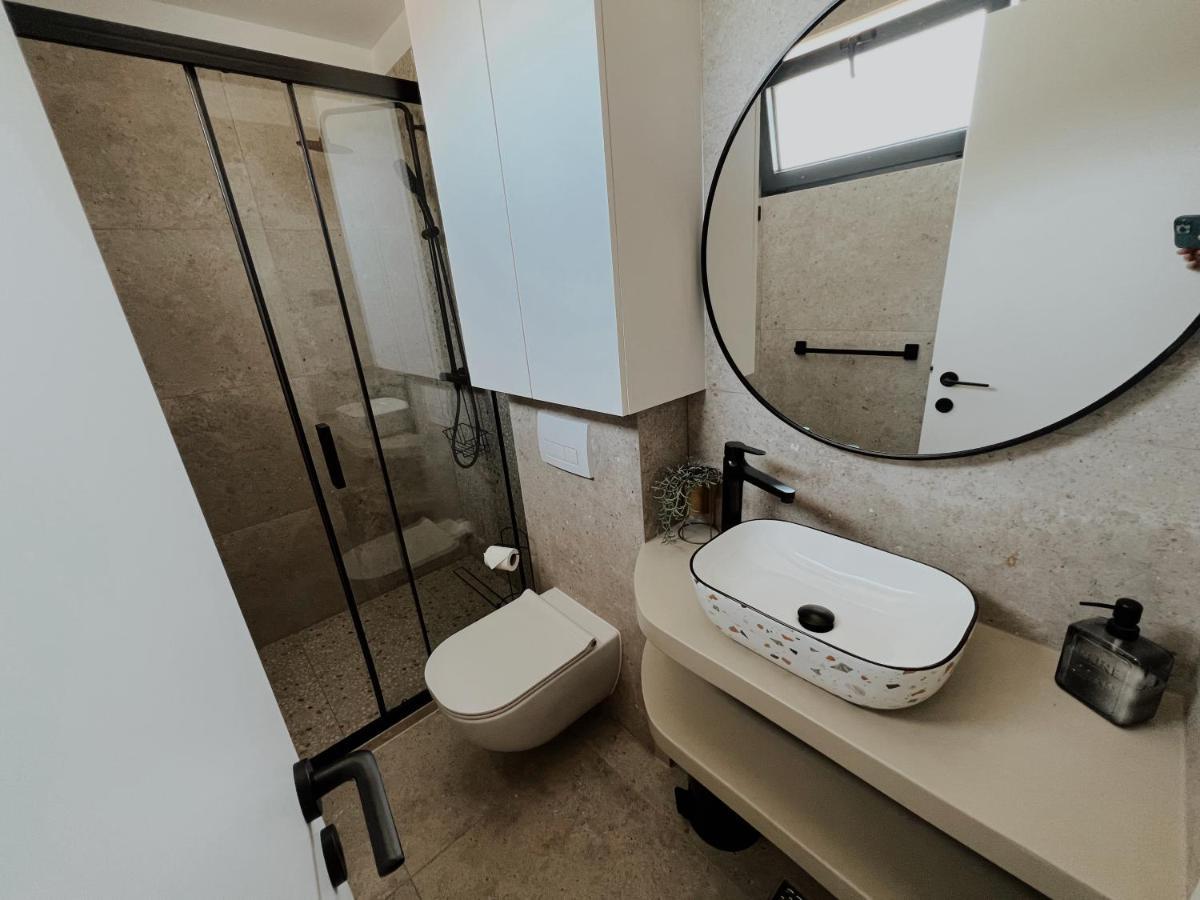 Dawn & Dusk - Modern Two Bedroom Apartment With Mountain Views Čilipi Eksteriør bilde