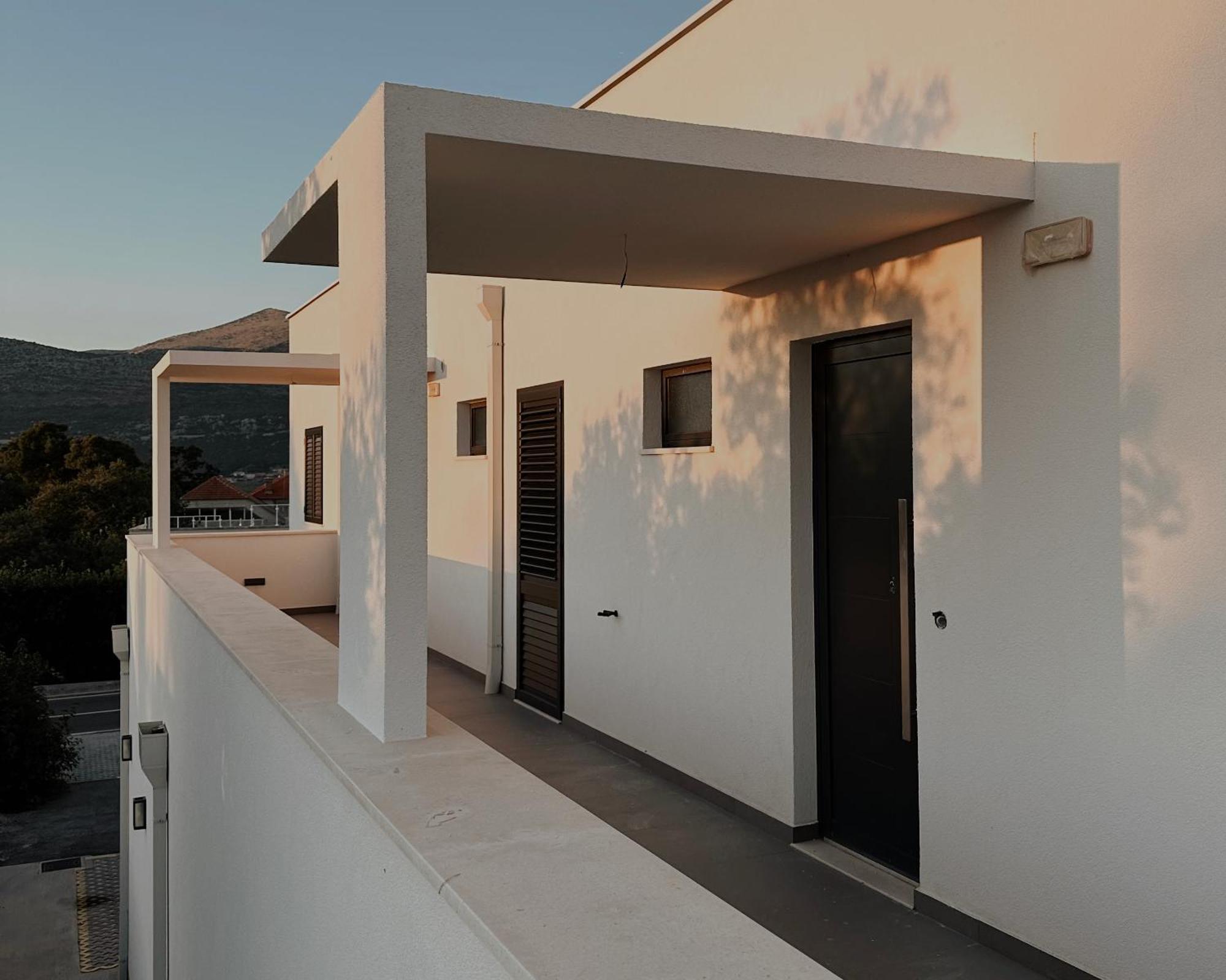 Dawn & Dusk - Modern Two Bedroom Apartment With Mountain Views Čilipi Eksteriør bilde